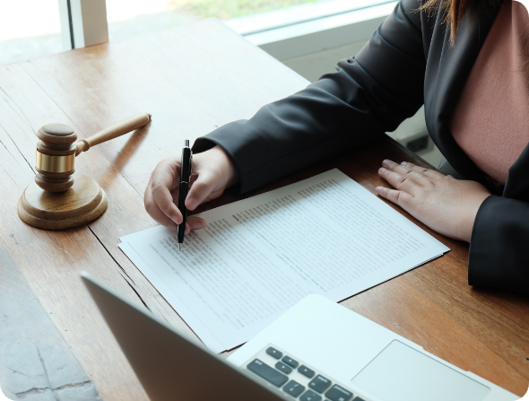 Tłumacz przysięgły języka rosyjskiego K. Orzechowska-Lechniak przy biurku